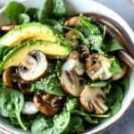 Spinatsalat mit Champignons und Avocado First Image First Image