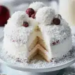 Festliche Schneeballtorte: Himmlisch leichte Torte mit Vanillemousse und Kokos First Image First Image