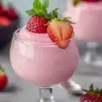 Erdbeermousse – Luftig-leichtes veganes Sommerdessert zum Verlieben First Image First Image