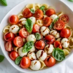 Nudelsalat Caprese mit Tomaten und Mozzarella + Einfaches Rezept First Image First Image